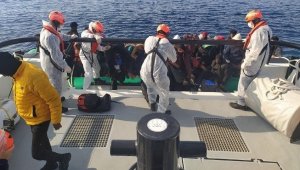Yunanistan'ın ölüme ittiği 33 göçmen Urla'da kurtarıldı