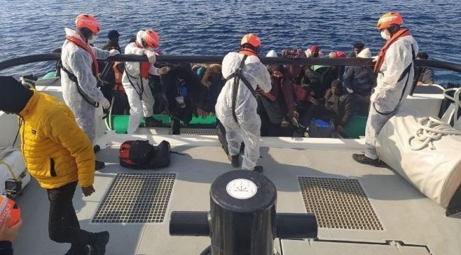 Yunanistan'ın ölüme ittiği 33 göçmen Urla'da kurtarıldı