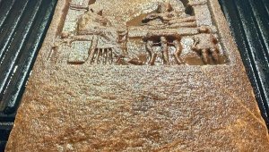 1900 yıllık mezar taşını jandarmaya satmaya çalışan 1'i muhtar 5 kişi yakalandı