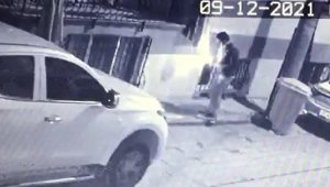 3 evin balkon perdesini ateşe verdi