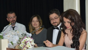 Aliağa'da 11 ayda 658 çift mutluluğa imza attı