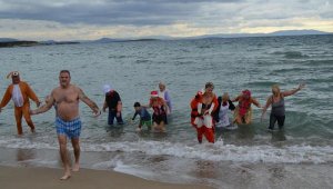Aralık ayında sokak hayvanları için denize girdiler