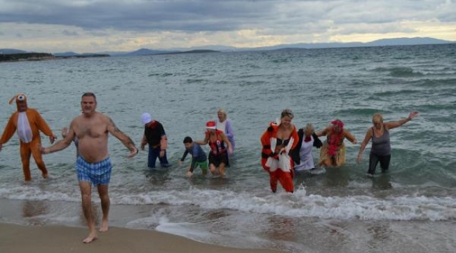 Aralık ayında sokak hayvanları için denize girdiler