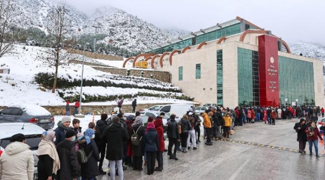 Bağbaşı Yaylası'nda kar kuyruğu