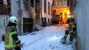 Basmane'de metruk binada yangın