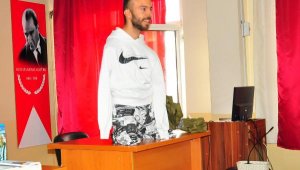 Bedensel engelli yüzücü hikayesiyle öğrencilere ilham veriyor