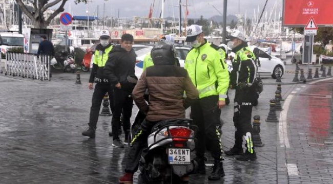 Bodrum'da ceza kesilen motosikletli polislerle tartıştı