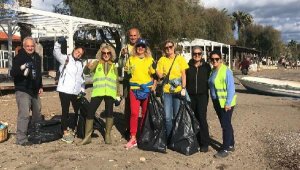 Bodrum'da fırtına sonrası gönüllülerden sahilde temizlik