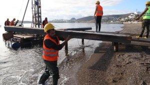 Bodrum'da kaçak iskeleler yıkılıyor