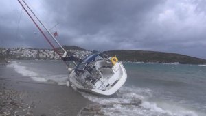 Bodrum'daki fırtınada yelkenli karaya oturdu