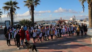 Bodrumlu öğrencilerden sahilde çevre temizliği