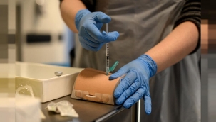 Bunu da gördük! Sahte kolla aşı olurken yakalandı