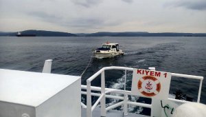 Çanakkale Boğazı'nda sürüklenen tekne kurtarıldı