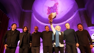 Çeşme'de yeni yıl coşkusu Yeni Türkü ile zirveye çıktı