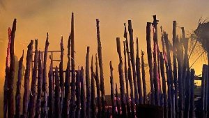 Çeşme'de yıldırımın düştüğü işletme yandı