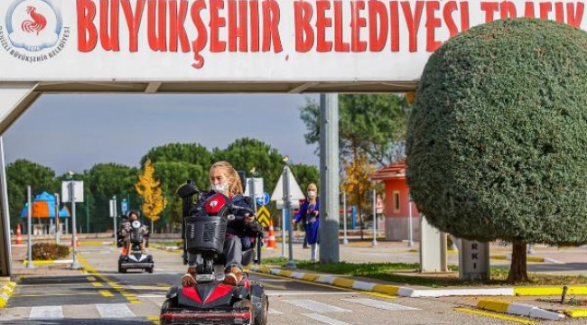 Çocuklar trafik kurallarını eğlenerek öğreniyorlar