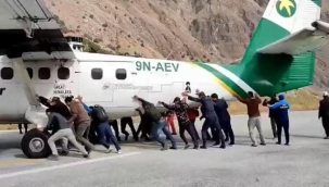 Çok konuşuldu! Lastiği patlayan uçağı yolcular itti