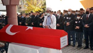 Denizde cesedi bulunan astsubay askeri törenle defnedildi