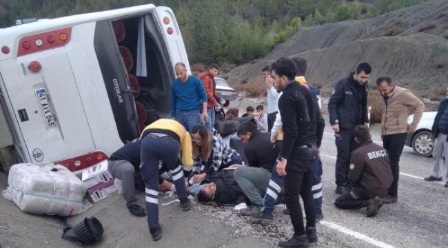 Denizli'de işçi midibüsü devrildi: 12 yaralı