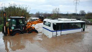 Derede kalan midibüsteki 18 kişi kurtarıldı
