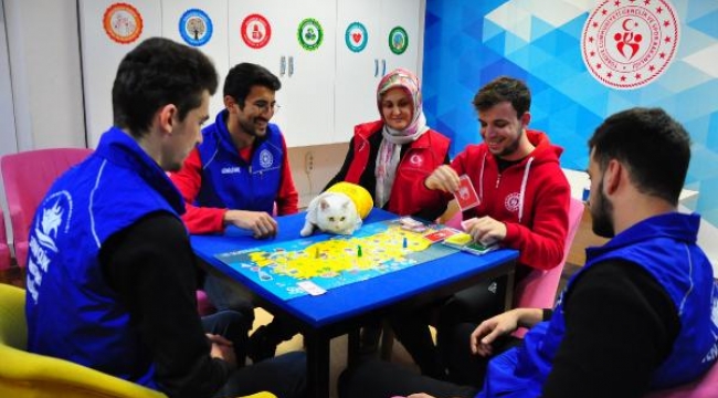 Donmak üzereyken bulunan kedi, gençlik merkezinin maskotu oldu