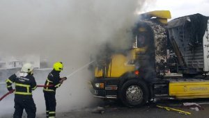 Emniyet şeridindeki kamyona çarptı