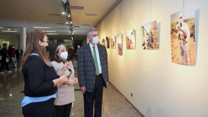 Göçmen hayatlara tanıklık eden fotoğraflar sergilendi