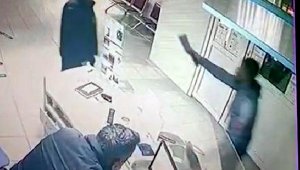 Hastanede satırla dehşet saçtı 