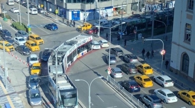 İzmir'de tramvay otomobille çarpıştı