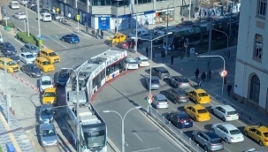 İzmir'de tramvay otomobille çarpıştı