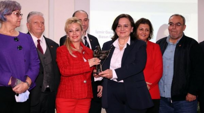 İzmir Gazeteciler Cemiyeti ödülleri sahiplerini buldu