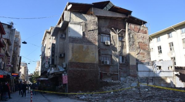 İzmir'de 3 katlı otel, kayma tehlikesine karşı tahliye edildi