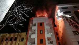 İzmir'de 5 katlı otelde yangın
