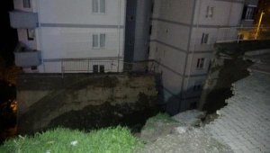 İzmir'de çöken İstinat duvarı 88 daireyi boşalttırdı 