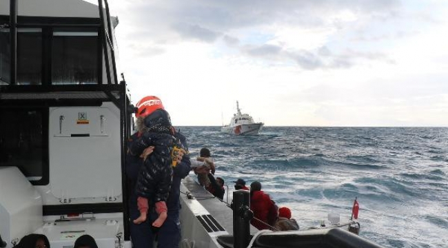 İzmir'de göçmen teknesi battı; 2 kişi öldü