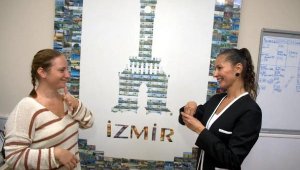 İzmir'de işitme engelli ailelerin çocuklarına eğitim desteği