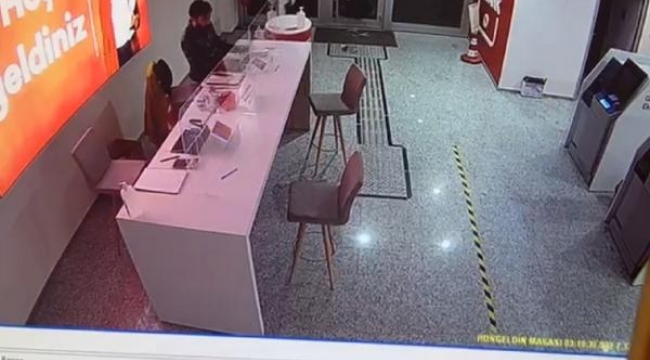 İzmir'de taşla camını kırdığı bankadan 4 tablet çaldı 
