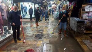İzmir'de yağmur yağdı; tarihi çarşıyı su bastı