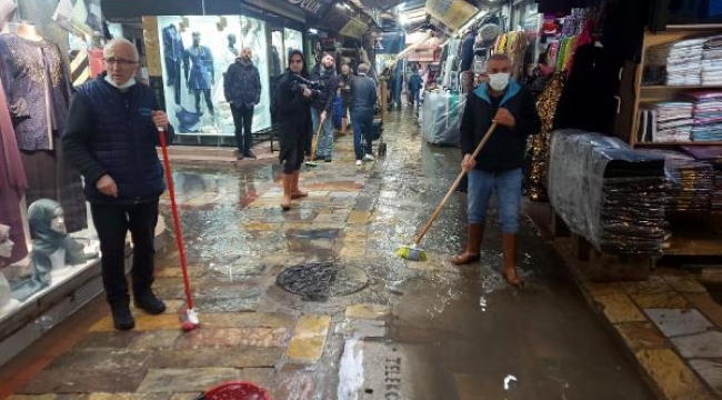İzmir'de yağmur yağdı; tarihi çarşıyı su bastı