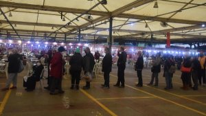 İzmir'deki şenlikte 2,5 ton hamsi dağıtıldı