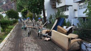Jandarma, sel mağdurlarının evlerini temizledi