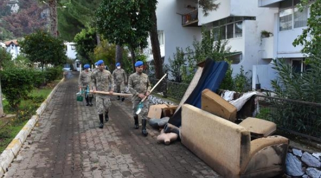 Jandarma, sel mağdurlarının evlerini temizledi