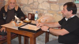 Kafeden ayrılmayan 'Guguk', ilgi görüyor