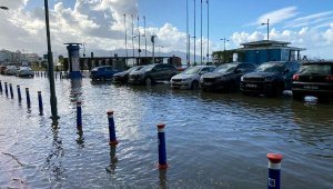 Konak'ta deniz taştı, iş yerlerini su bastı