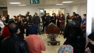 Koronavirüsten hayatını kaybeden ebe için hastanede tören