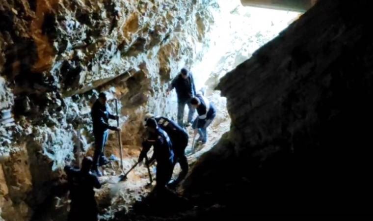 Kuşadası'nda toprak çöktü, bir işçi altında kaldı