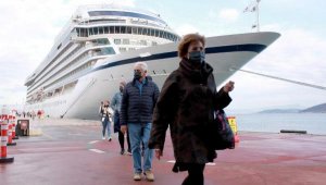 Kuşadası'na yılın son kruvaziyeri 262 turist getirdi