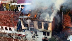 Kuşadası'nda 100 yıllık ahşap ev yandı