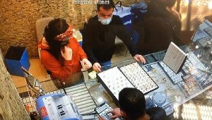 Kuyumcuyu oyalayıp 4 bin liralık yüzüğü çaldılar