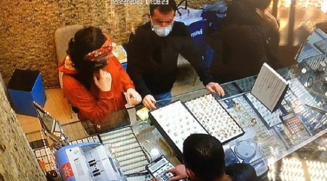 Kuyumcuyu oyalayıp 4 bin liralık yüzüğü çaldılar